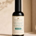 Lotion anti-chute sans rinçage MERYALE à l'aloe vera et au tréfle rouge, présentée sur un socle beige